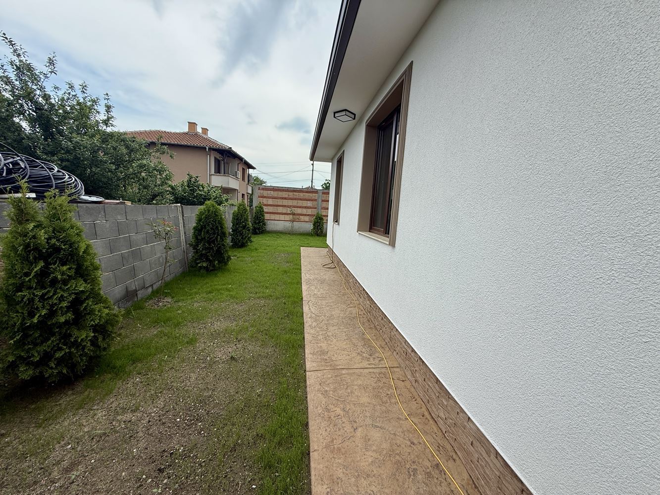 Nowy parterowy dom z trzema sypialniami i własnym ogrodem – komfort, spokój i jakość w pobliżu Słonecznego Brzegu