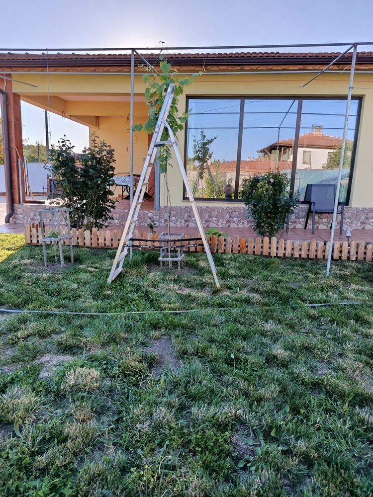 Piękny parterowy dom z dużym ogrodem w sercu Strandży – komfort, natura i spokój niedaleko Burgas