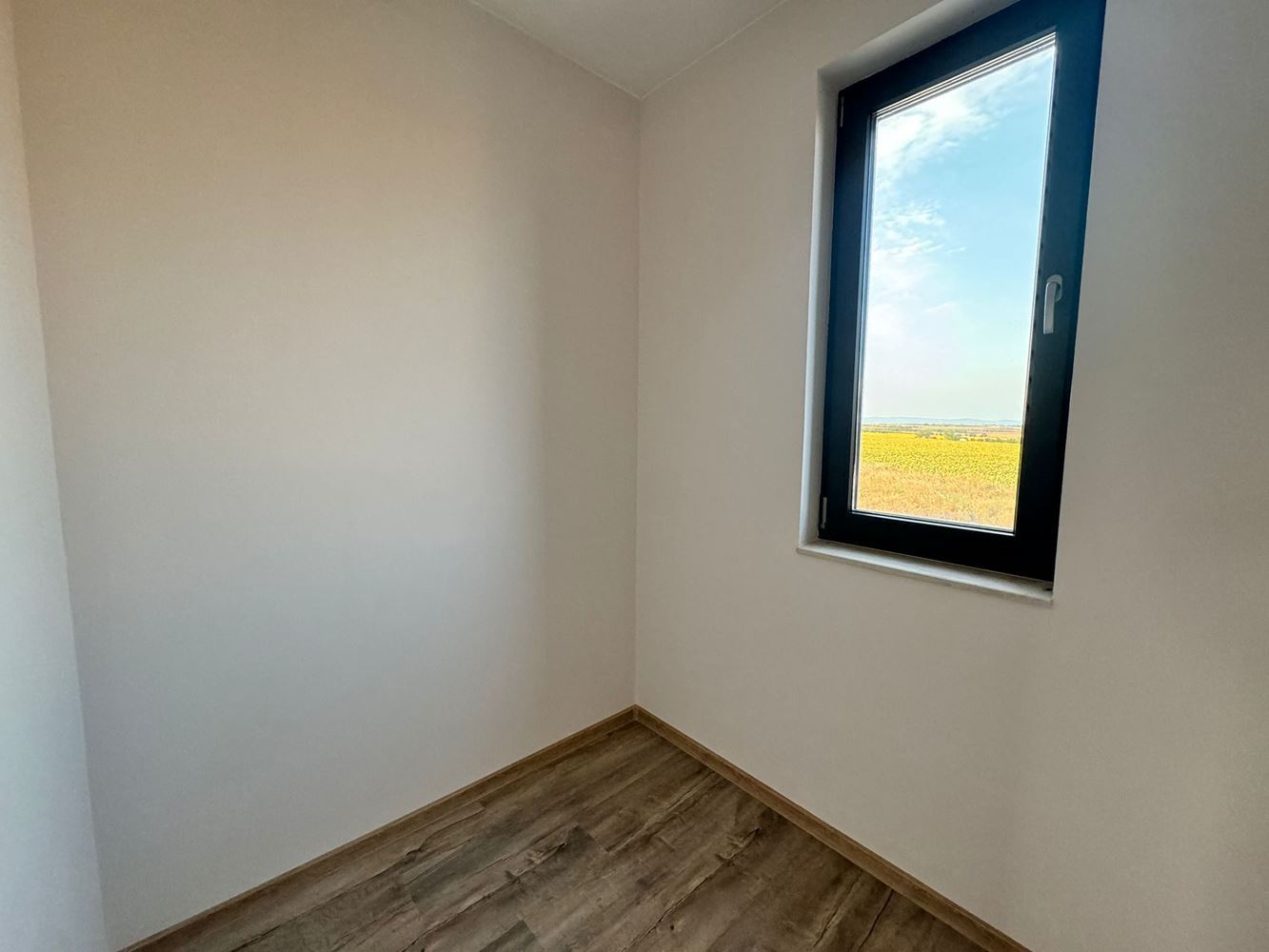  Nowoczesny dwupiętrowy dom z ogrodem w luksusowym kompleksie między Pomorie a Sarafovo – styl, przestrzeń i natura