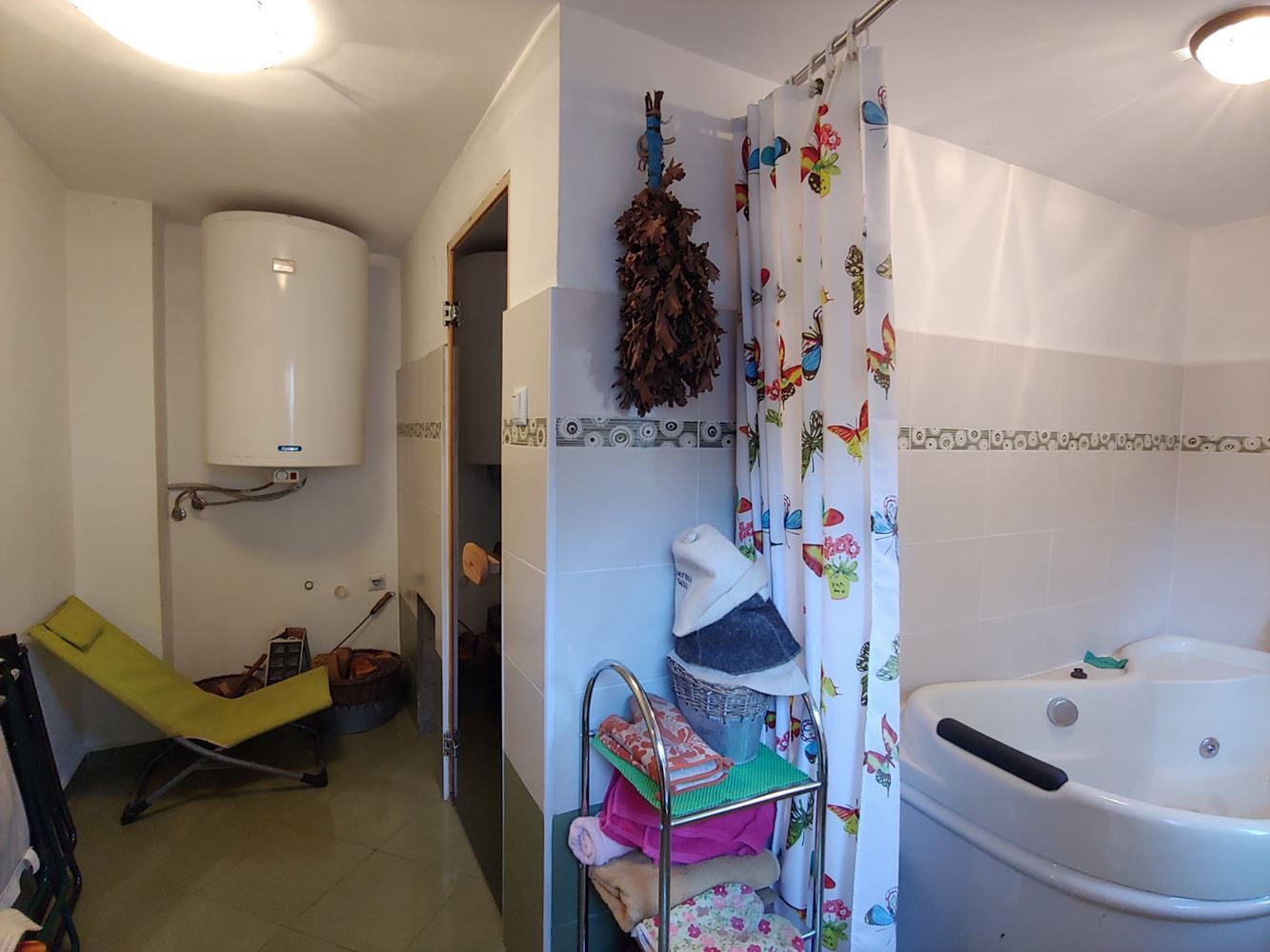 Przestronny dwupiętrowy dom z ogromnym ogrodem, kominkiem, sauną i jacuzzi we wsi Drachevo