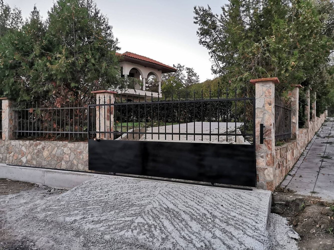 Dwukondygnacyjny dom wolnostojący w miejscowości Goritsa – całkowicie odnowiony dom z ogrodem i piękną werandą