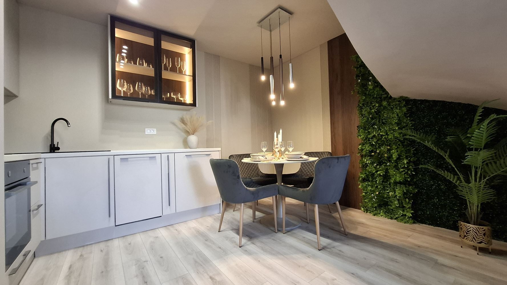 Luksusowy trzypiętrowy townhouse 50 metrów od plaży – całkowicie nowy dom z nowoczesnym wnętrzem i pełnym komfortem