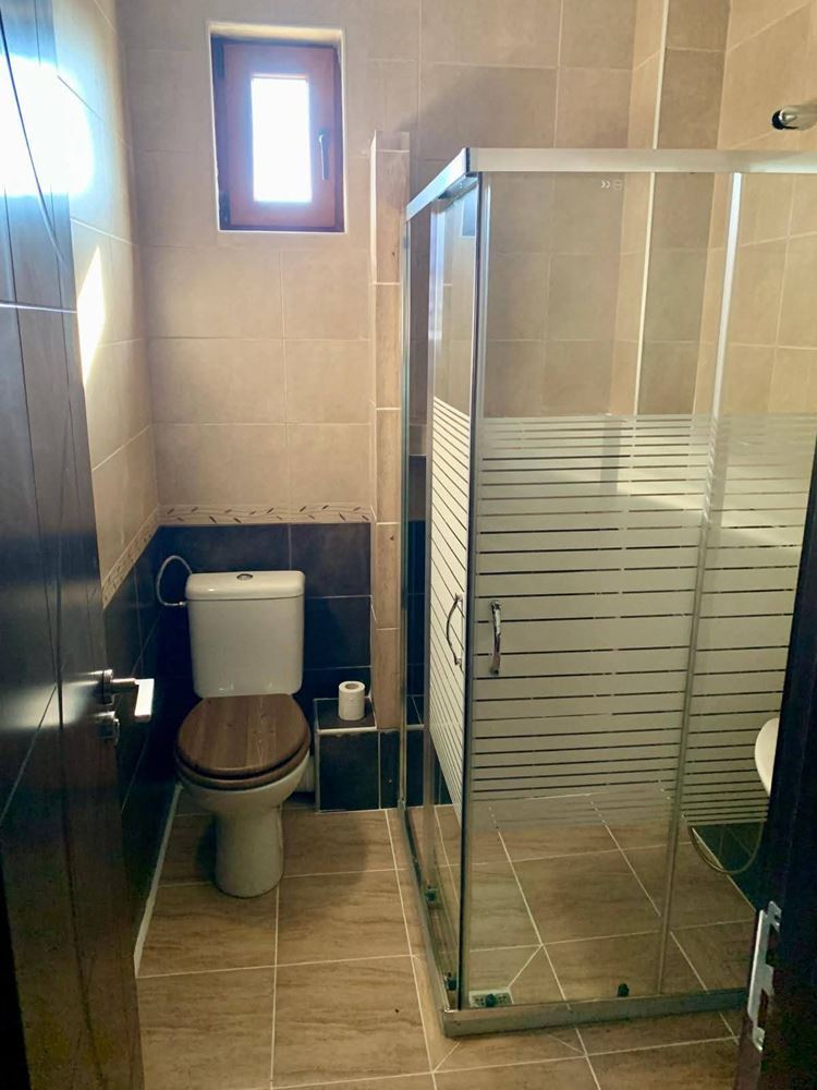 Dwukondygnacyjny dom wolnostojący w miejscowości Goritsa – całkowicie odnowiony dom z ogrodem i piękną werandą