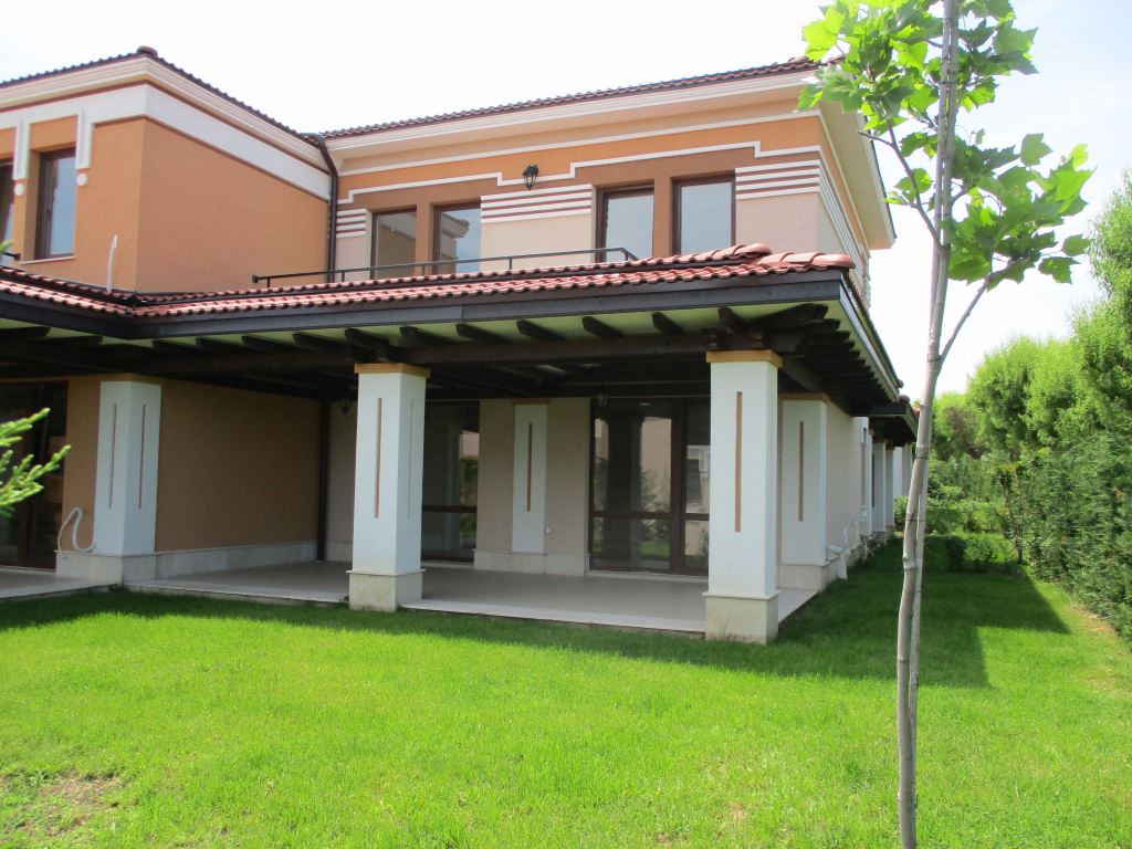 Dwupiętrowy dom typu townhouse w kompleksie „Green Life”, Sozopol – stylowe życie tuż przy plaży