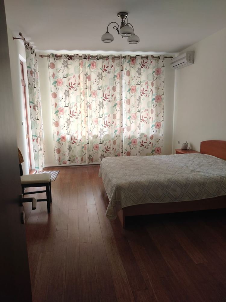  Przestronny trzypiętrowy dom jednorodzinny w centrum Rawdy – komfort, prestiż i pełna niezależność