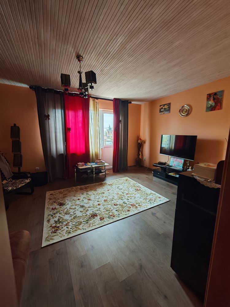 Wolnostojący dwupiętrowy dom z dużym ogrodem i winnicą w miejscowości Poroj – przestrzeń, komfort i spokój