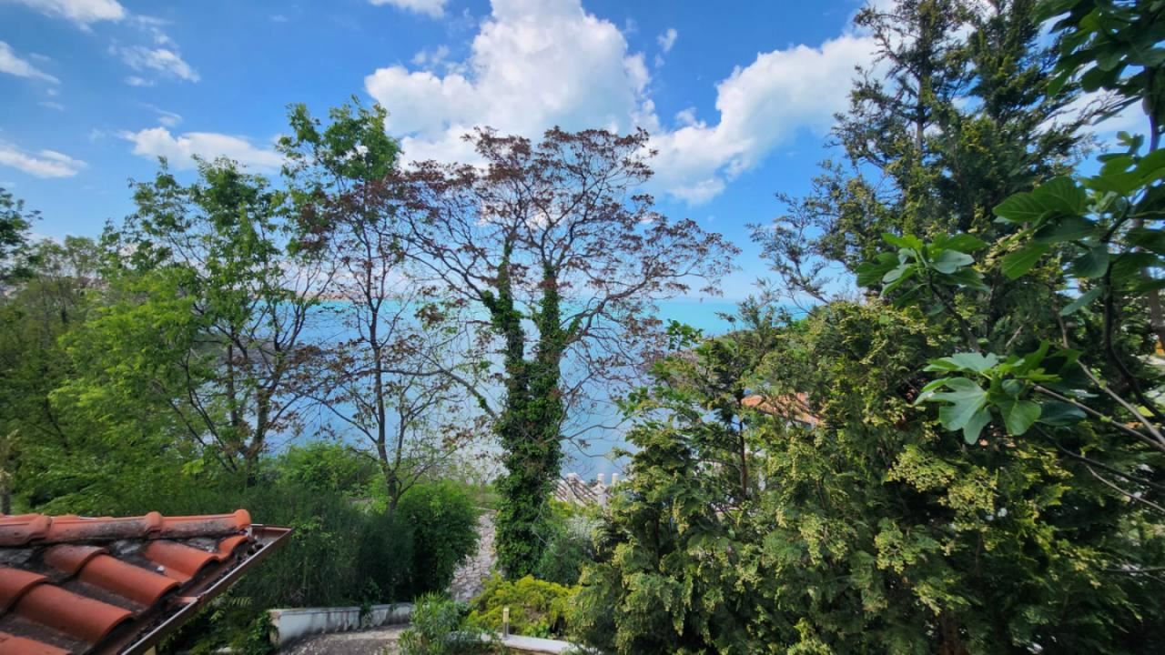 Piękny trzypiętrowy dom w pierwszej linii brzegowej w Sozopolu z panoramicznym widokiem na Zatokę Rajską