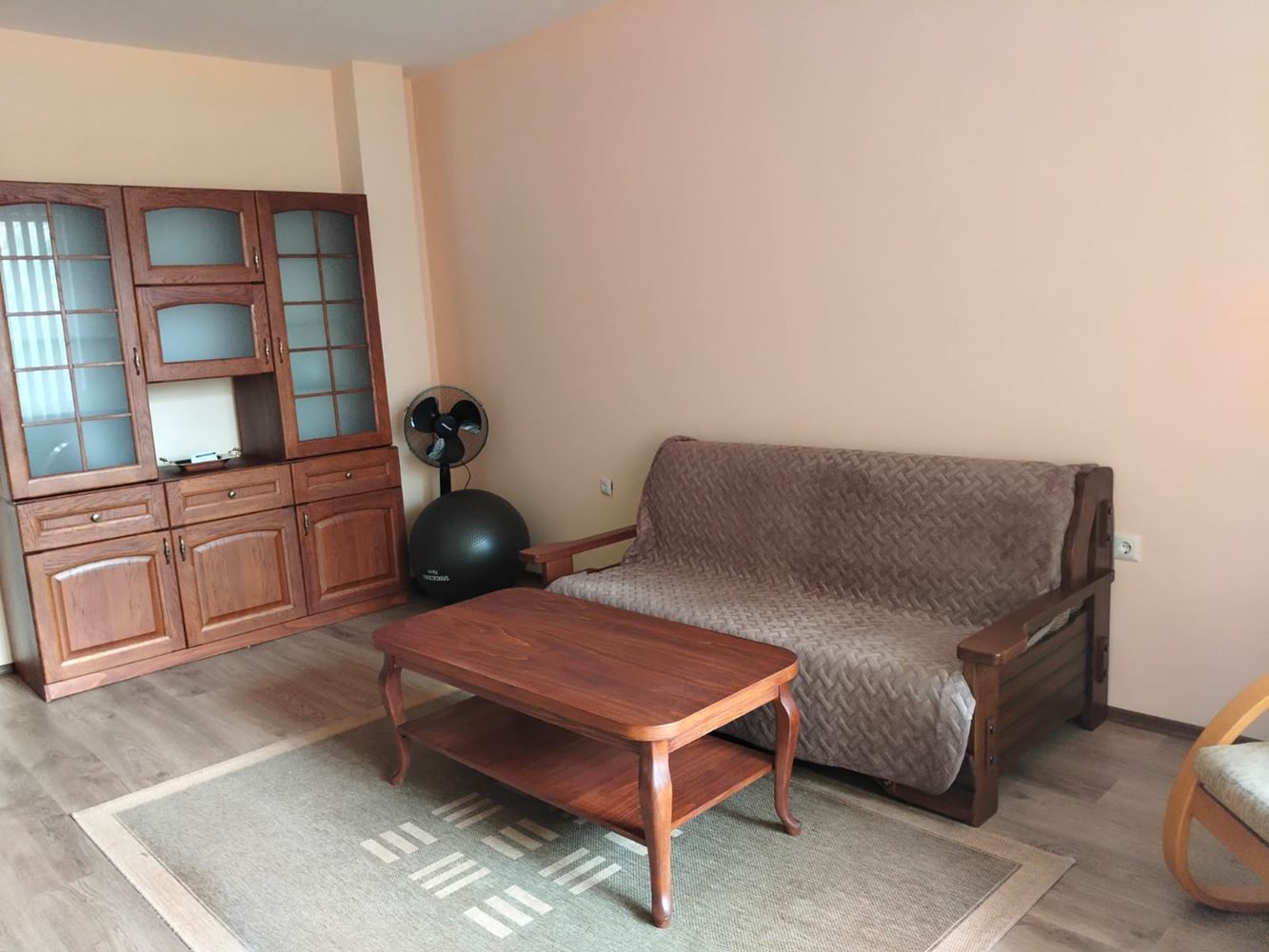  Przestronny trzypiętrowy dom jednorodzinny w centrum Rawdy – komfort, prestiż i pełna niezależność