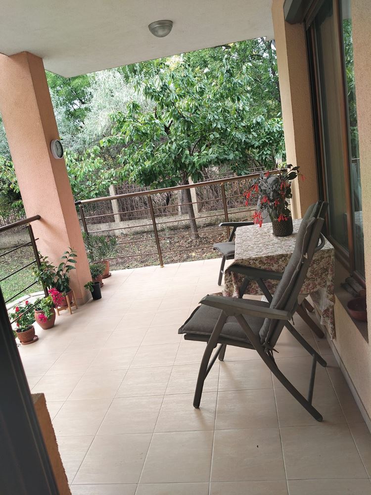  Przestronny trzypiętrowy dom jednorodzinny w centrum Rawdy – komfort, prestiż i pełna niezależność