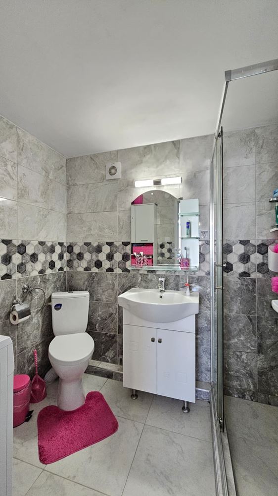 Wyjątkowy parterowy dom z przestronnym ogrodem w spokojnej wsi Kosharitsa