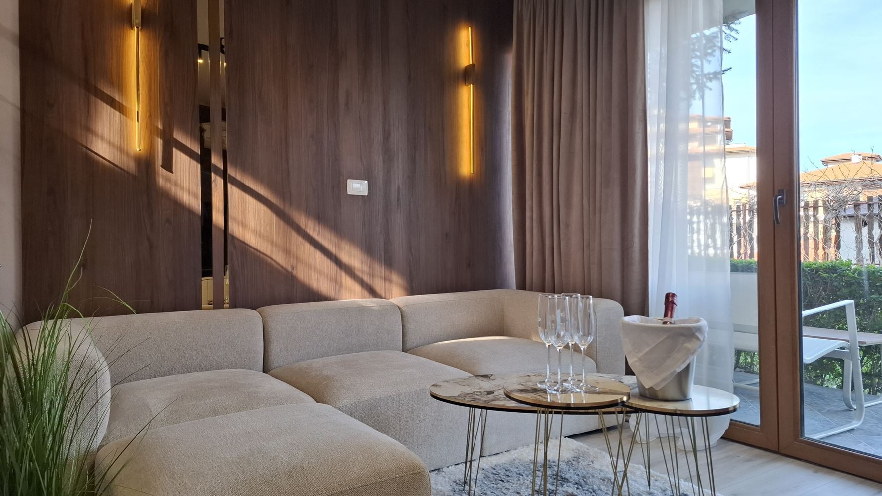 Luksusowy trzypiętrowy townhouse 50 metrów od plaży – całkowicie nowy dom z nowoczesnym wnętrzem i pełnym komfortem