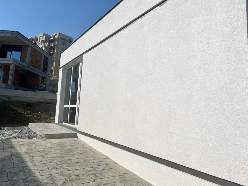 Gotowy do zamieszkania parterowy dom z przestronnym ogrodem i panoramą morza w Świętym Własie – bez opłaty za utrzymanie
