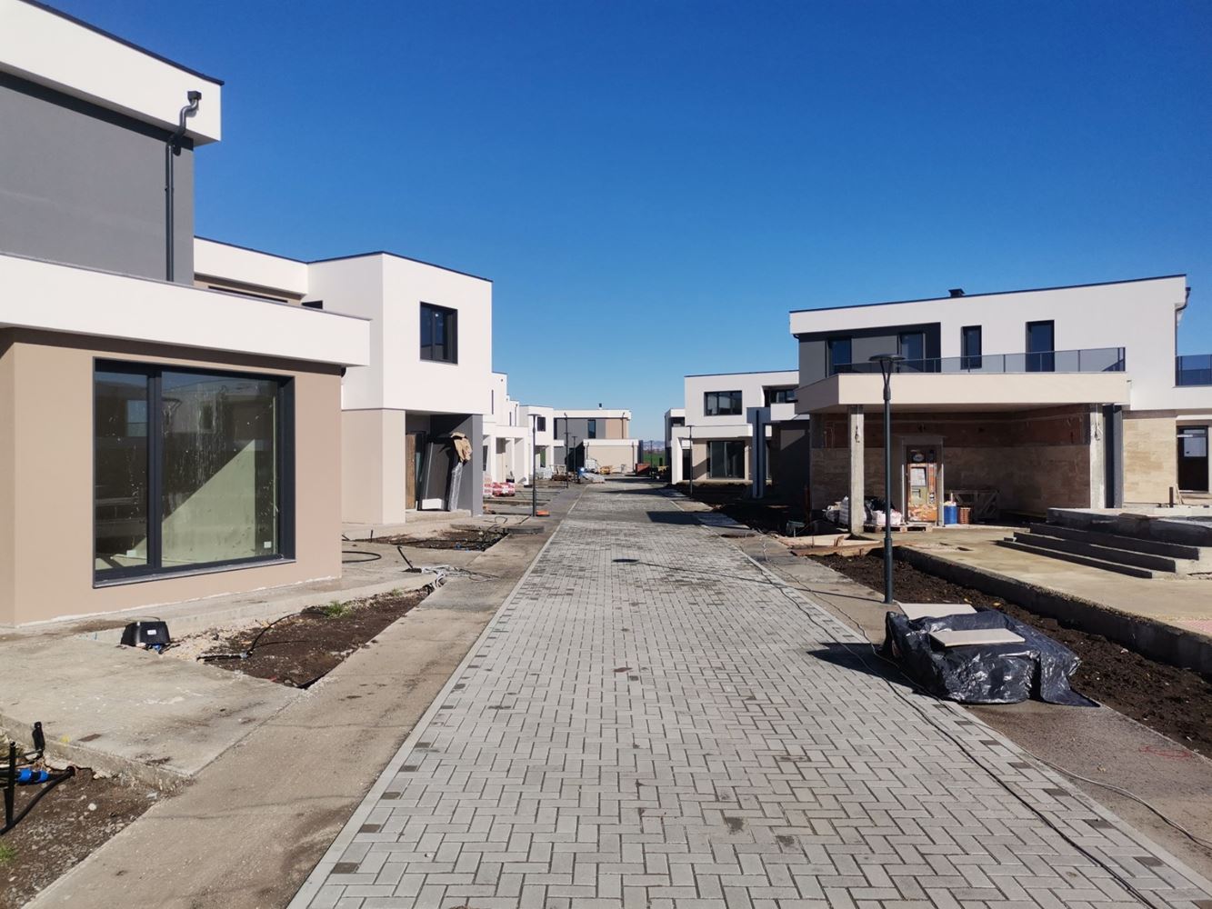 Nowoczesny dom dwukondygnacyjny w zamkniętym kompleksie między Pomorie a Sarafovo – komfort, bezpieczeństwo i całoroczne zamieszkanie