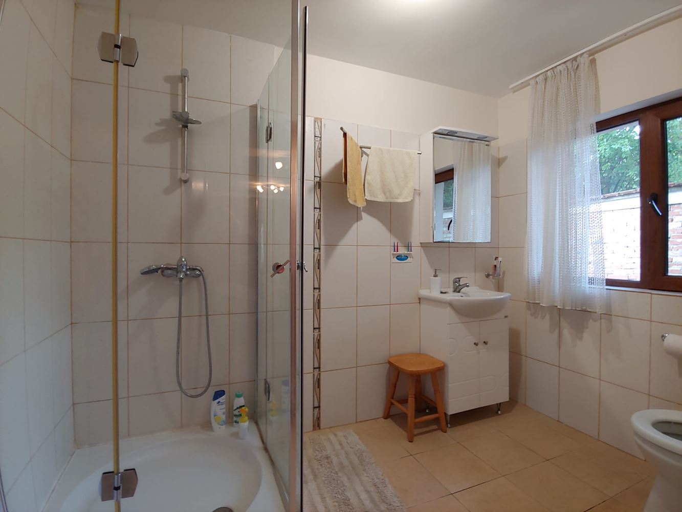 Przestronny dwupiętrowy dom z ogromnym ogrodem, kominkiem, sauną i jacuzzi we wsi Drachevo
