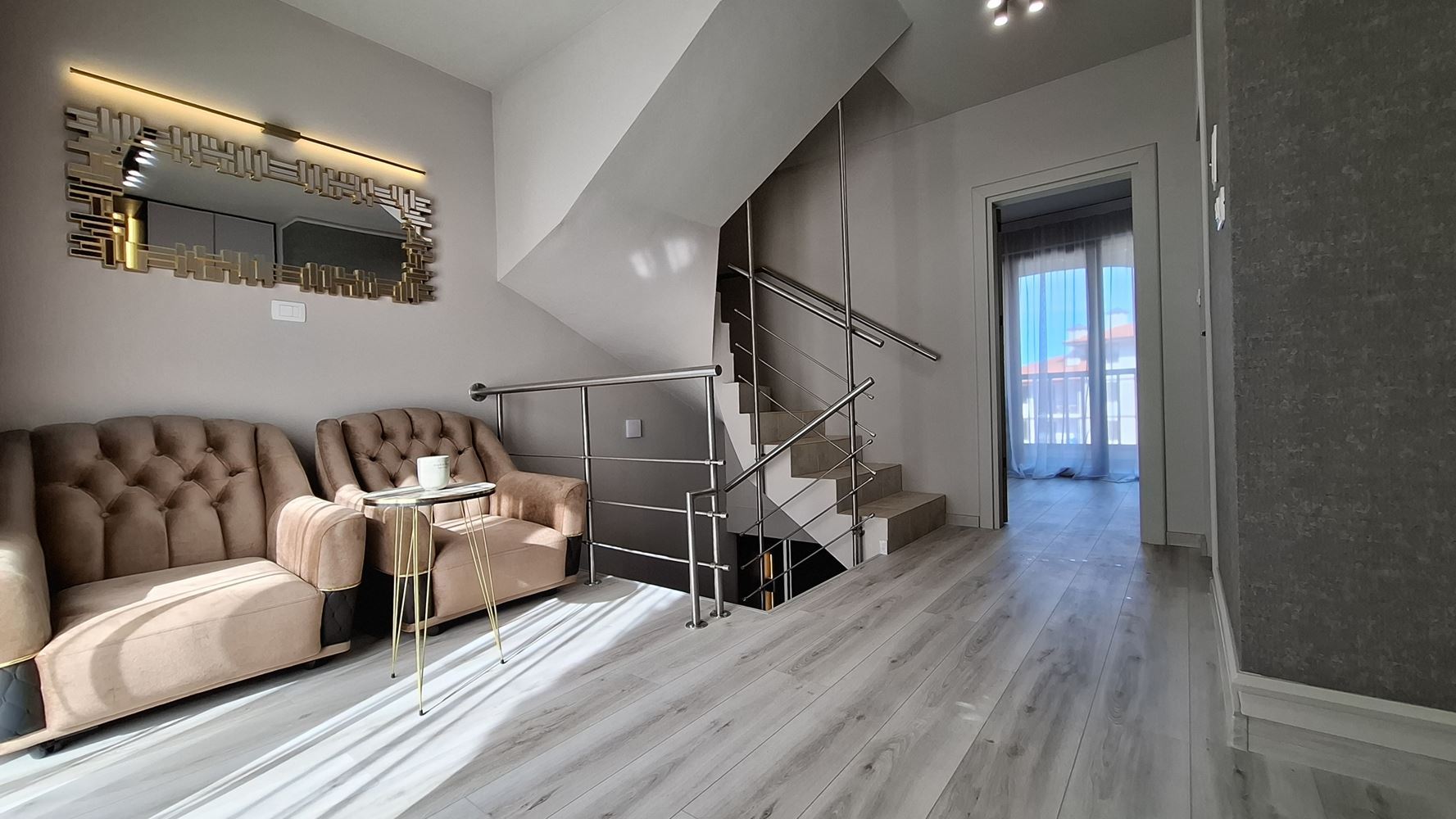 Luksusowy trzypiętrowy townhouse 50 metrów od plaży – całkowicie nowy dom z nowoczesnym wnętrzem i pełnym komfortem