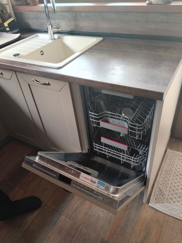  Przestronny trzypiętrowy dom jednorodzinny w centrum Rawdy – komfort, prestiż i pełna niezależność