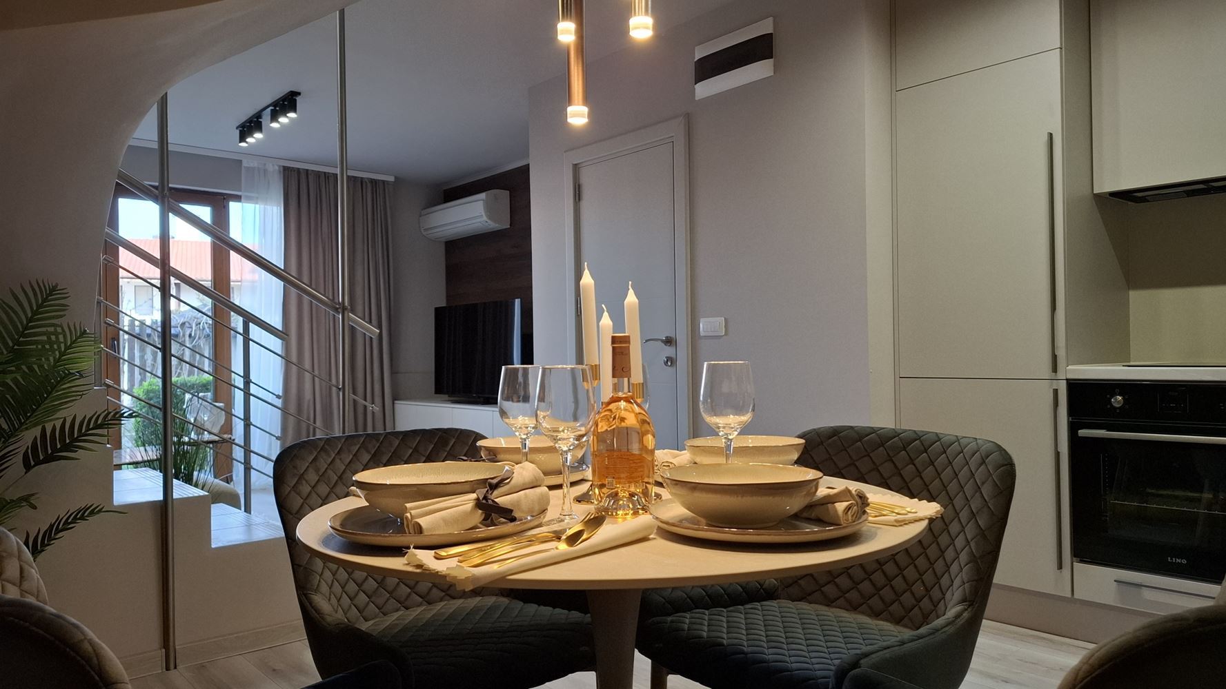 Luksusowy trzypiętrowy townhouse 50 metrów od plaży – całkowicie nowy dom z nowoczesnym wnętrzem i pełnym komfortem