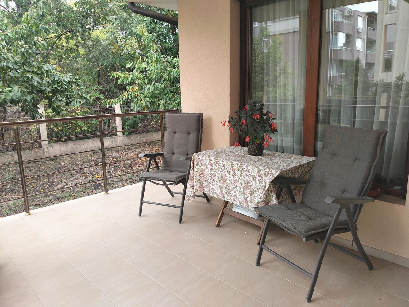  Przestronny trzypiętrowy dom jednorodzinny w centrum Rawdy – komfort, prestiż i pełna niezależność