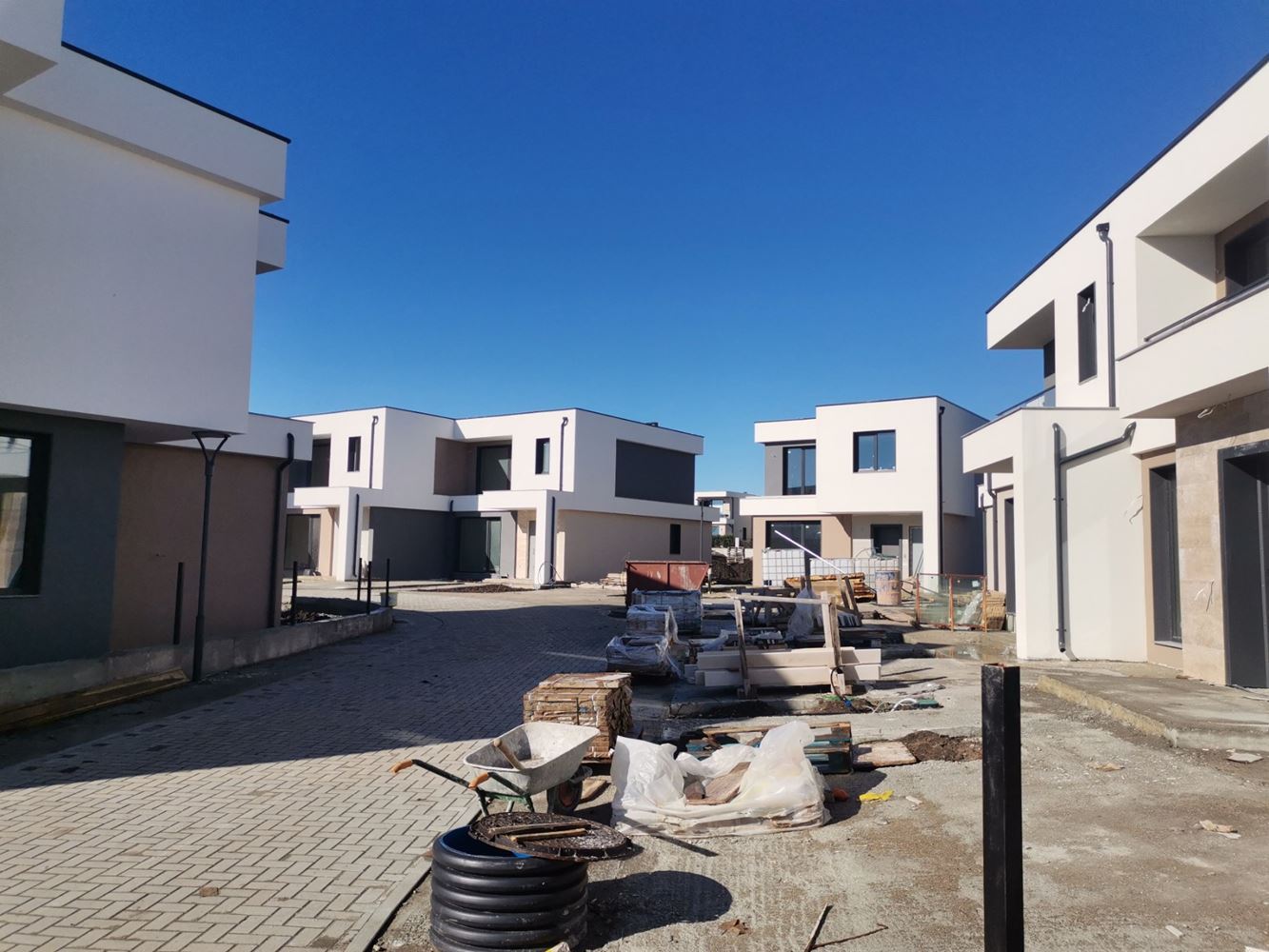 Nowoczesny dom dwukondygnacyjny w zamkniętym kompleksie między Pomorie a Sarafovo – komfort, bezpieczeństwo i całoroczne zamieszkanie