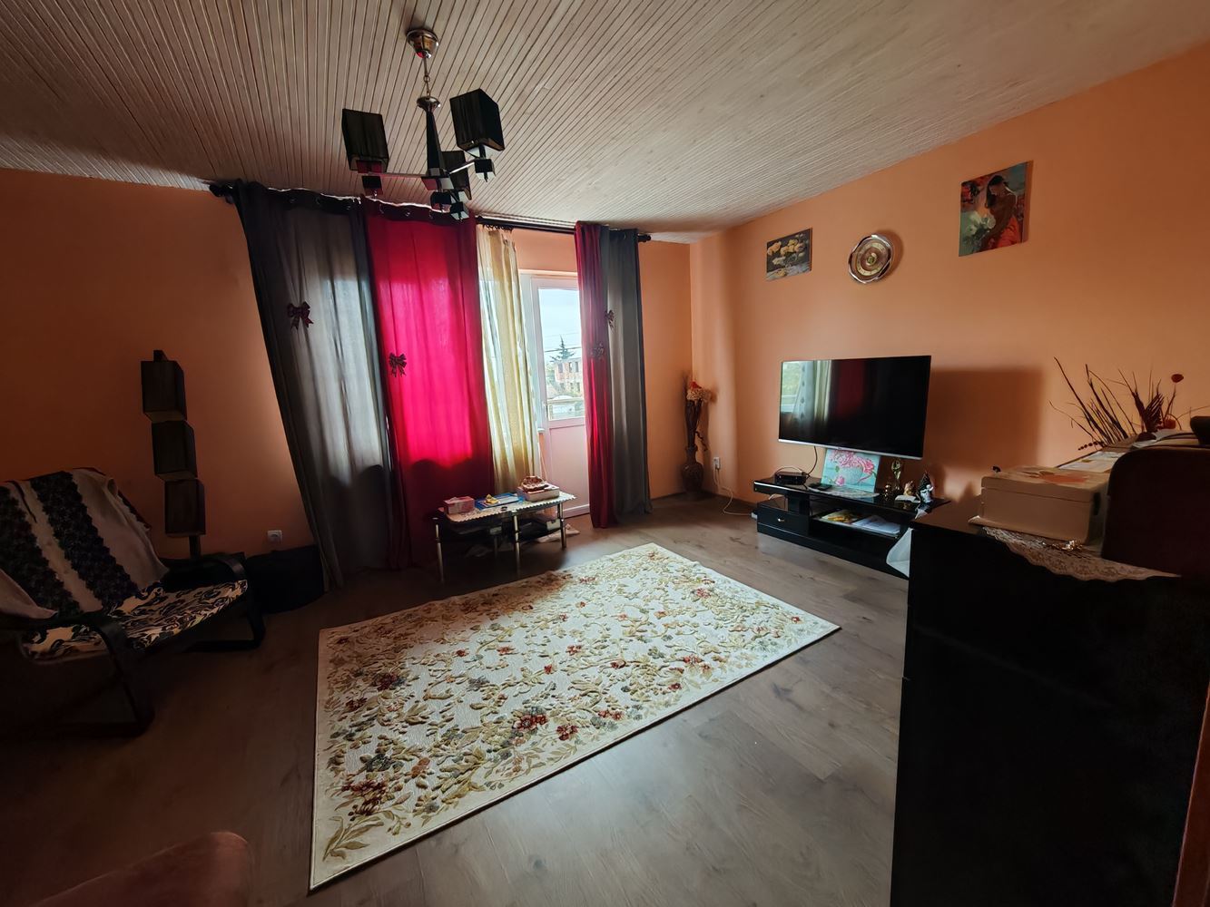 Wolnostojący dwupiętrowy dom z dużym ogrodem i winnicą w miejscowości Poroj – przestrzeń, komfort i spokój