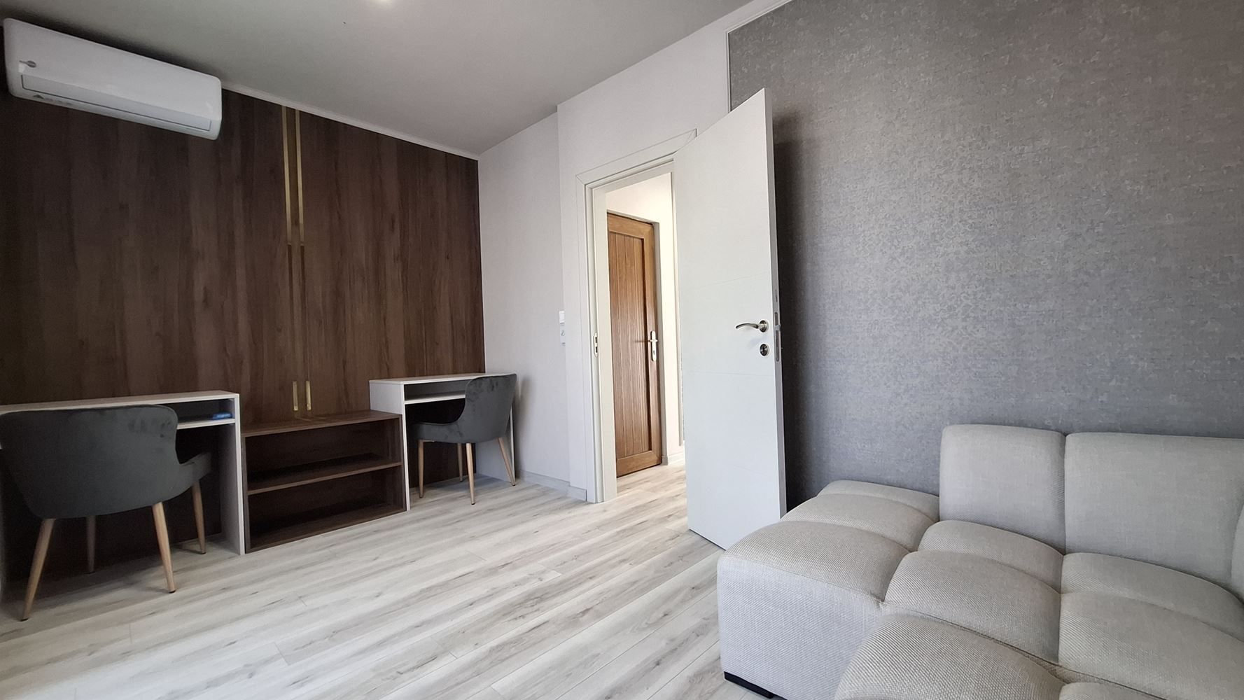 Luksusowy trzypiętrowy townhouse 50 metrów od plaży – całkowicie nowy dom z nowoczesnym wnętrzem i pełnym komfortem