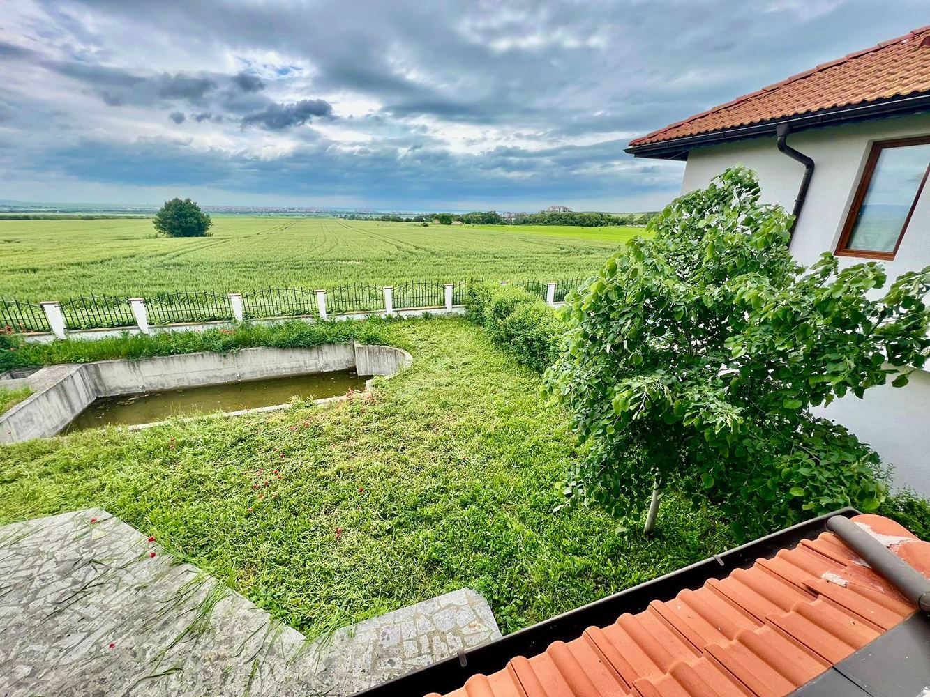 Wolnostojący dwupiętrowy dom z ogrodem i basenem w strzeżonym kompleksie w Aheloy