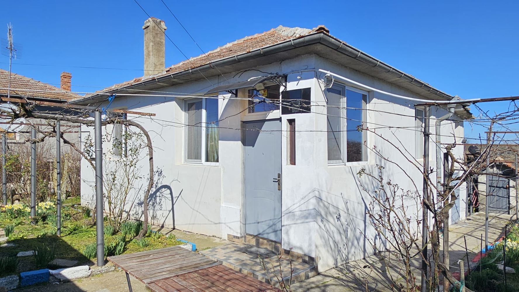  Doskonały parterowy dom z basenem i przestronnym ogrodem w wiosce Dyulevo