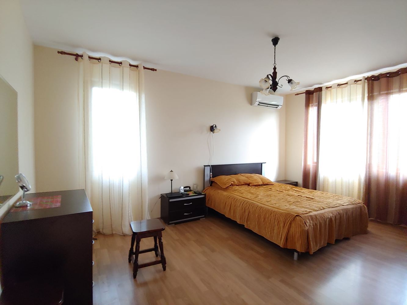 Przestronny dwupiętrowy dom z ogromnym ogrodem, kominkiem, sauną i jacuzzi we wsi Drachevo