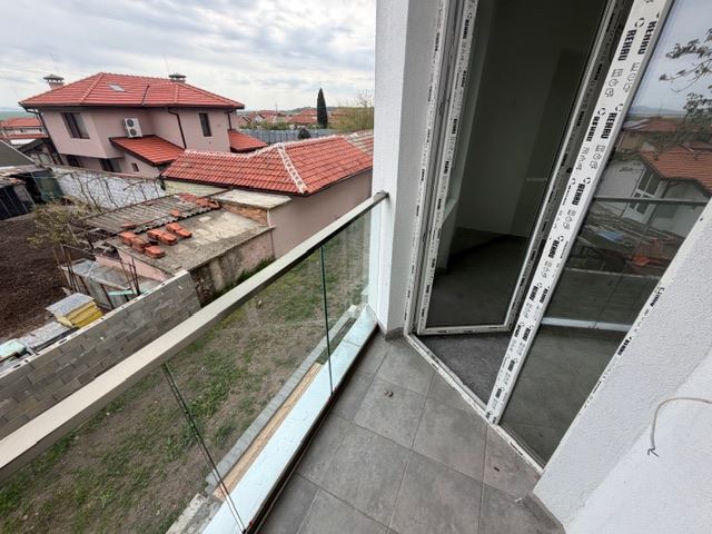Trzypiętrowy dom szeregowy w Banevo – nowoczesne budownictwo, ogród i dwa miejsca parkingowe