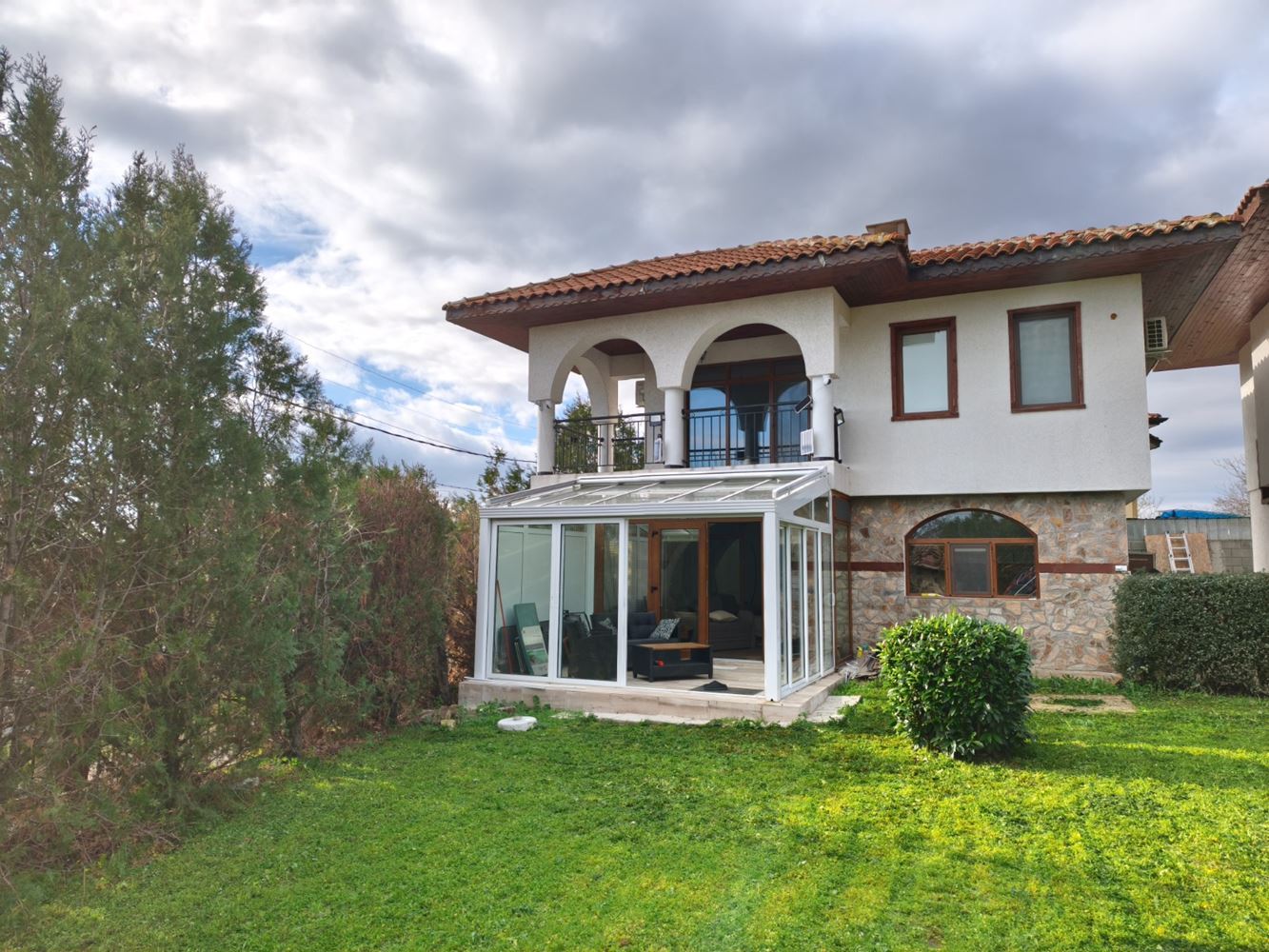 Dwukondygnacyjny dom wolnostojący w miejscowości Goritsa – całkowicie odnowiony dom z ogrodem i piękną werandą