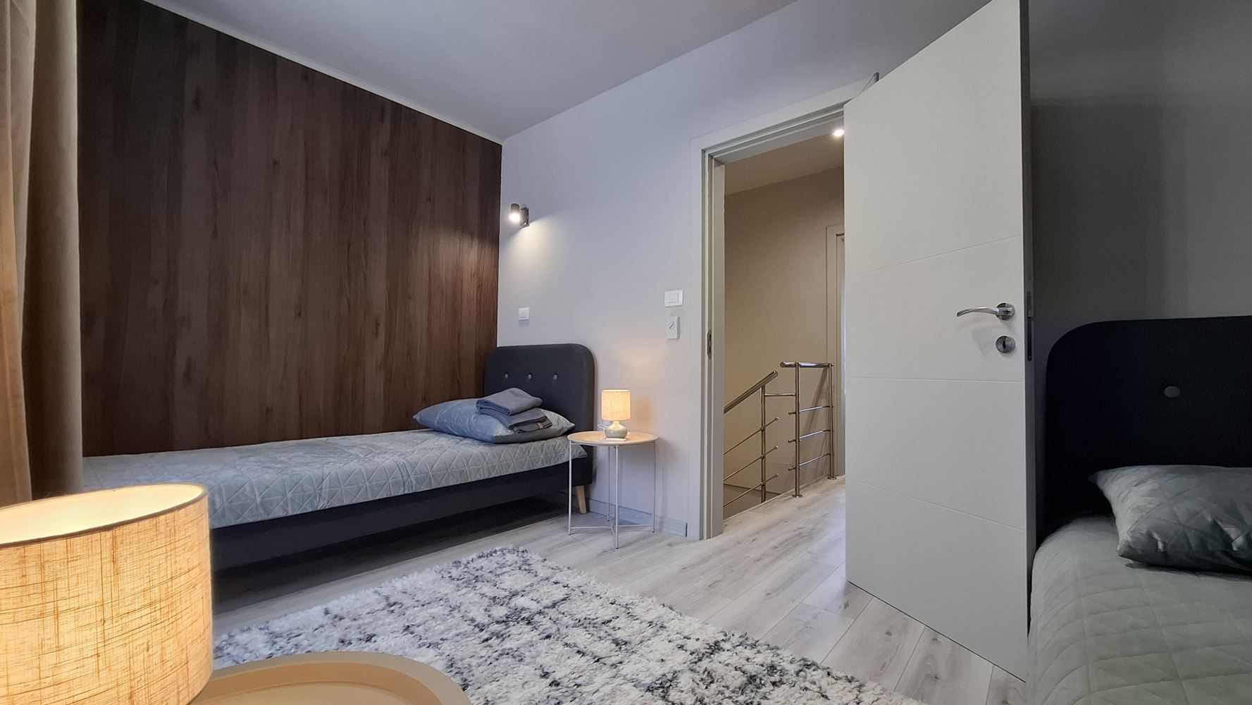 Luksusowy trzypiętrowy townhouse 50 metrów od plaży – całkowicie nowy dom z nowoczesnym wnętrzem i pełnym komfortem