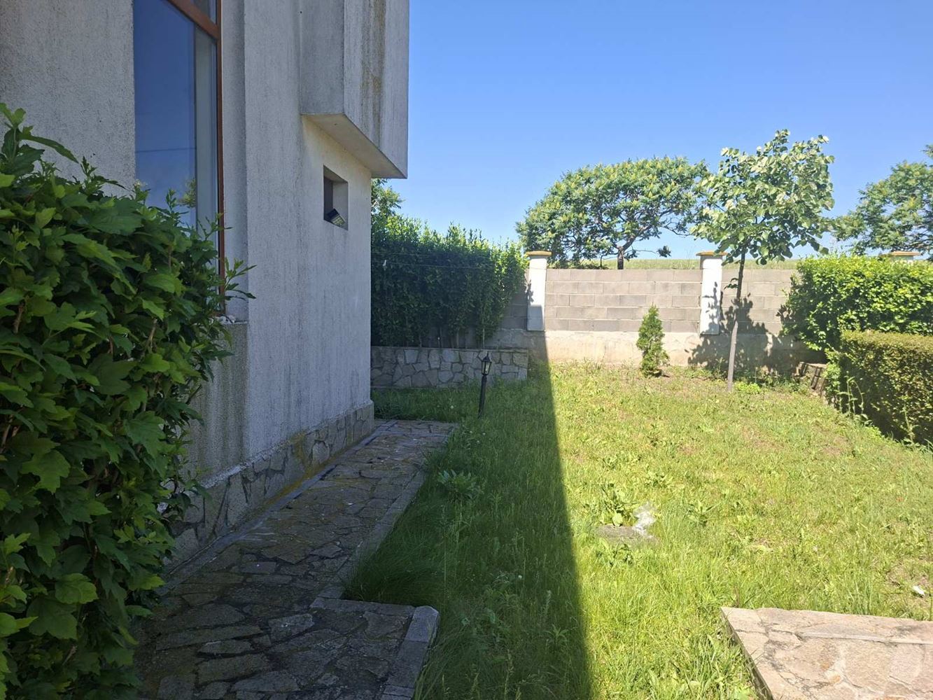 Dwupiętrowy dom z widokiem na morze, prywatnym ogrodem i miejscem parkingowym w zamkniętym kompleksie