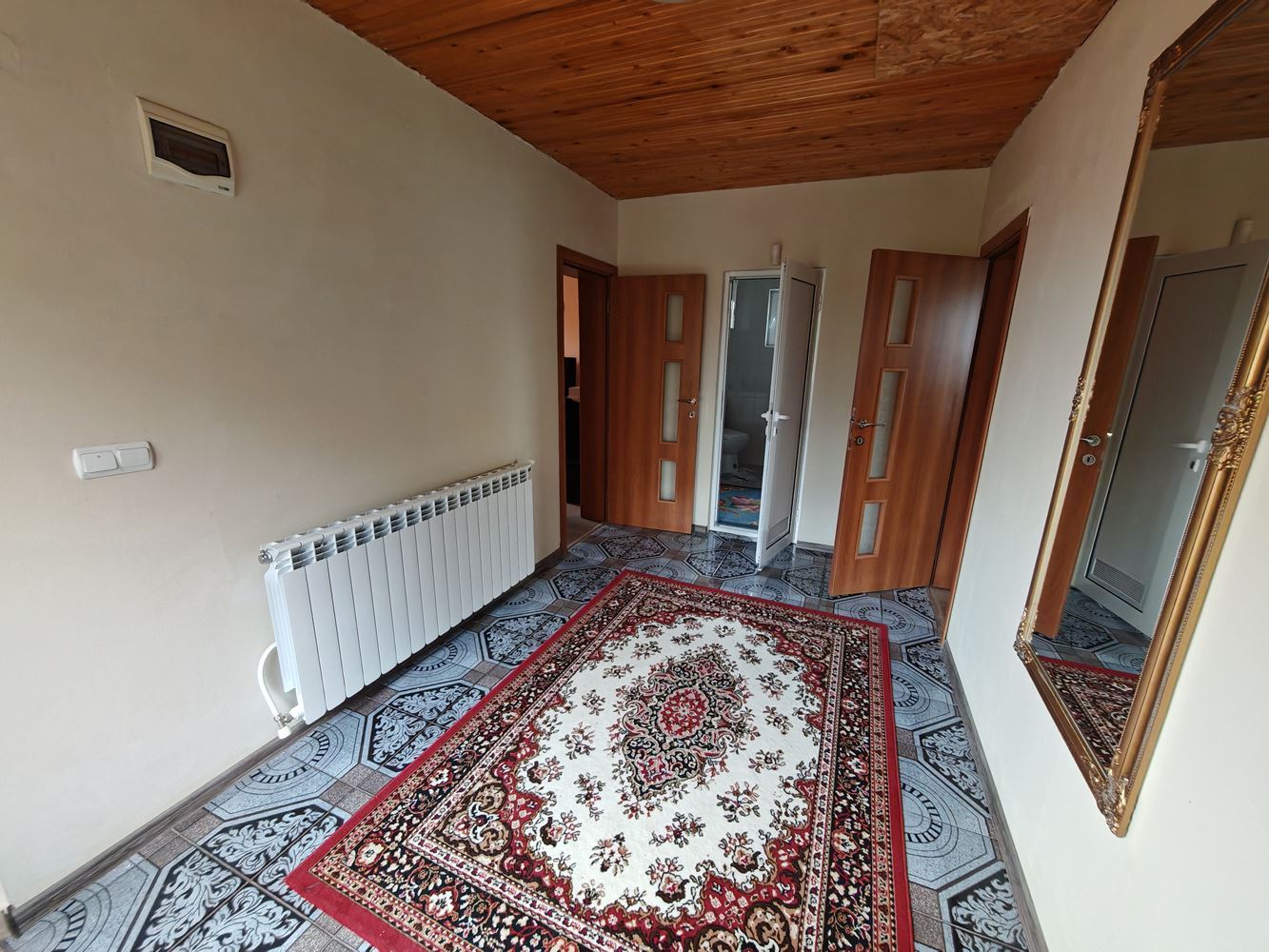 Wolnostojący dwupiętrowy dom z dużym ogrodem i winnicą w miejscowości Poroj – przestrzeń, komfort i spokój