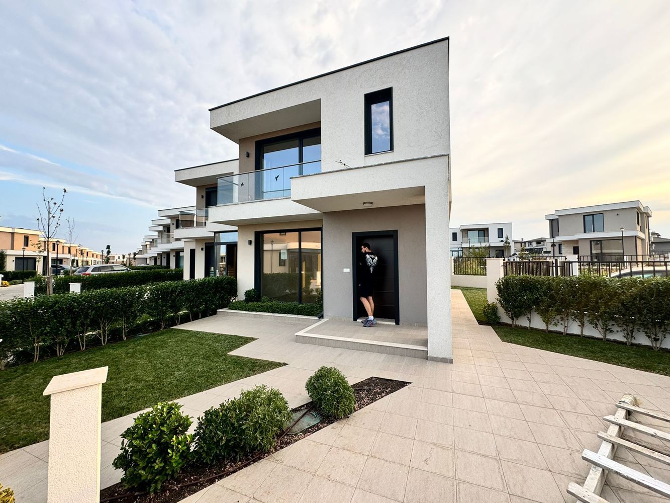  Nowoczesny dwupiętrowy dom z ogrodem w luksusowym kompleksie między Pomorie a Sarafovo – styl, przestrzeń i natura