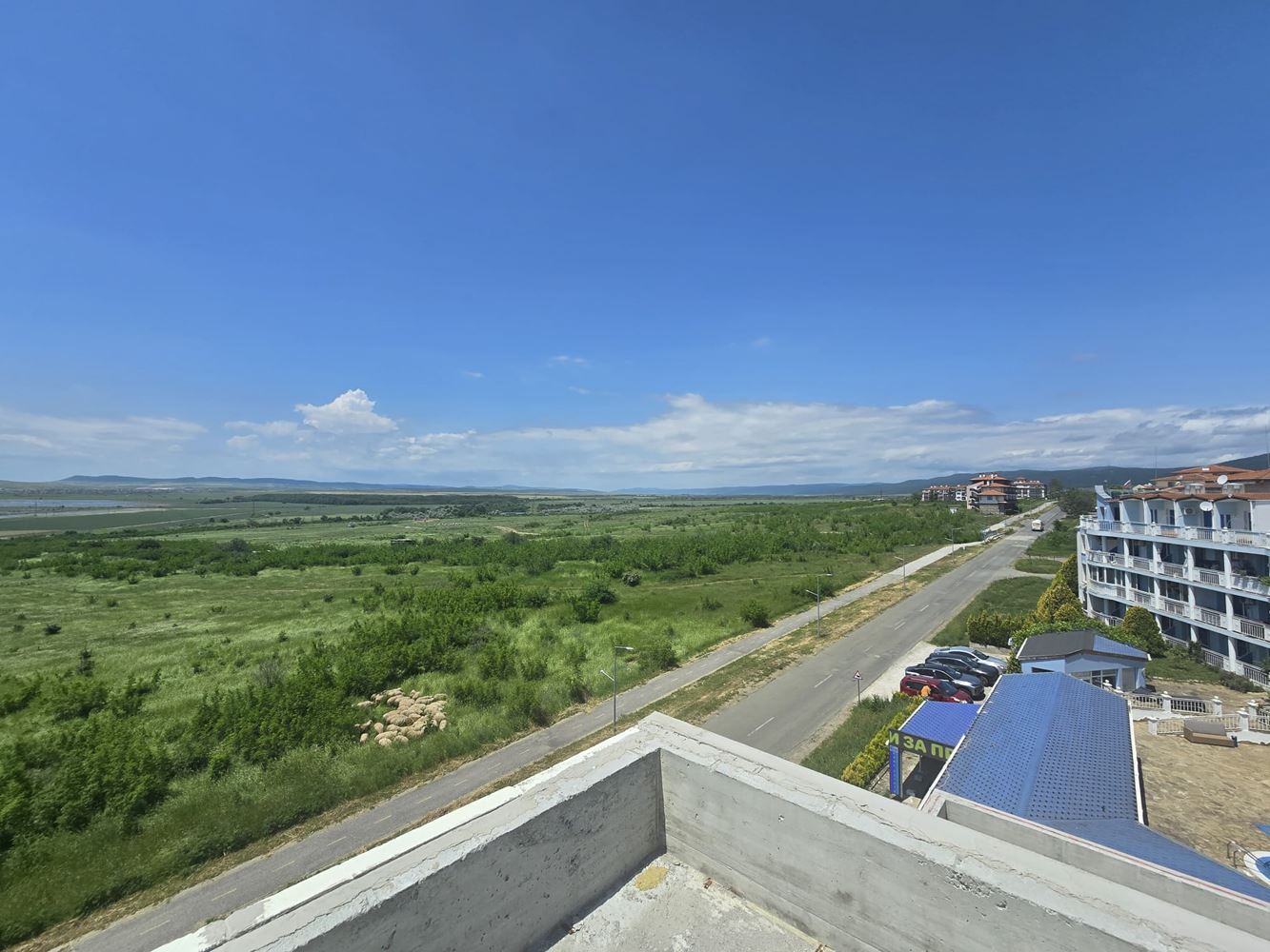 Luksusowy przestronny dom z panoramicznymi tarasami i prywatnym ogrodem w nowoczesnym kompleksie blisko morza