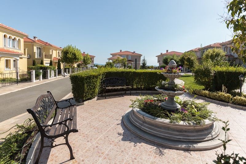 Wyjątkowy dwupiętrowy dom z trzema sypialniami i przestronnym ogrodem w luksusowym, strzeżonym kompleksie między Sarafovo a Pomorie