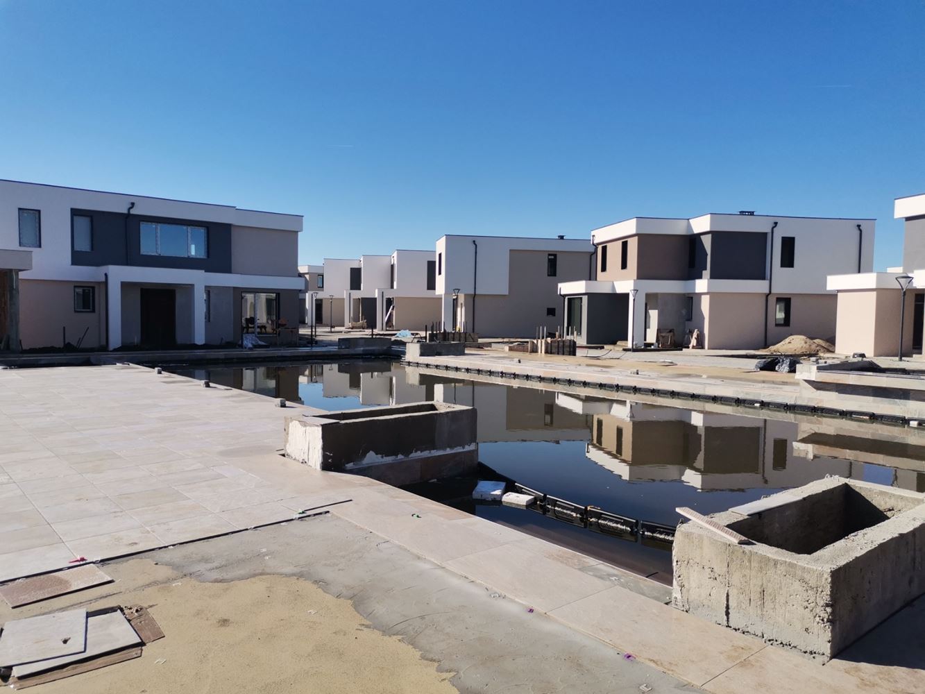 Nowoczesny dom dwukondygnacyjny w zamkniętym kompleksie między Pomorie a Sarafovo – komfort, bezpieczeństwo i całoroczne zamieszkanie