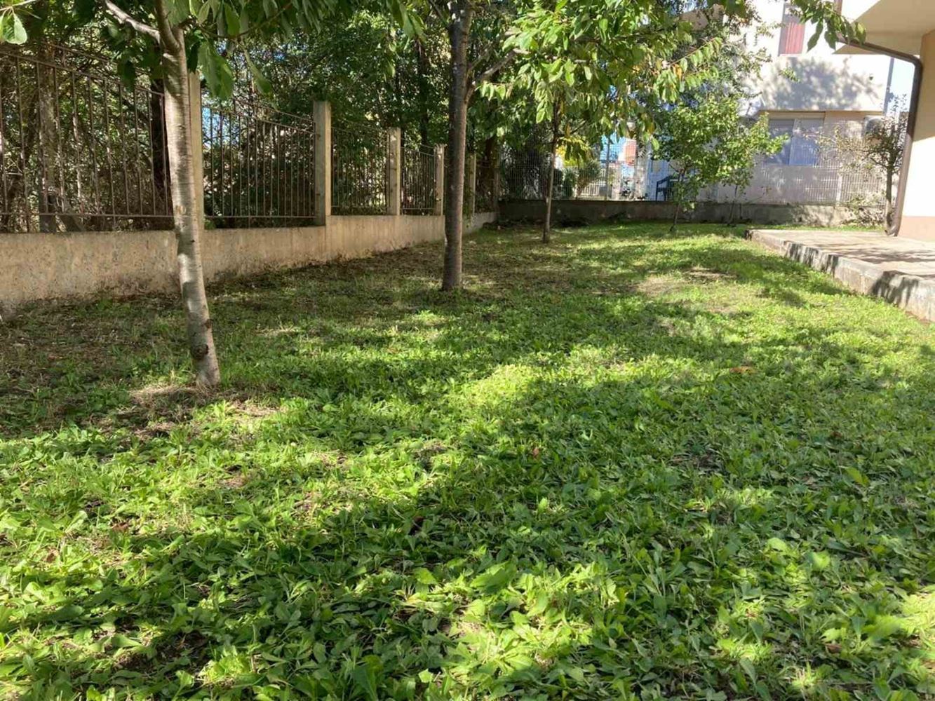  Przestronny trzypiętrowy dom jednorodzinny w centrum Rawdy – komfort, prestiż i pełna niezależność