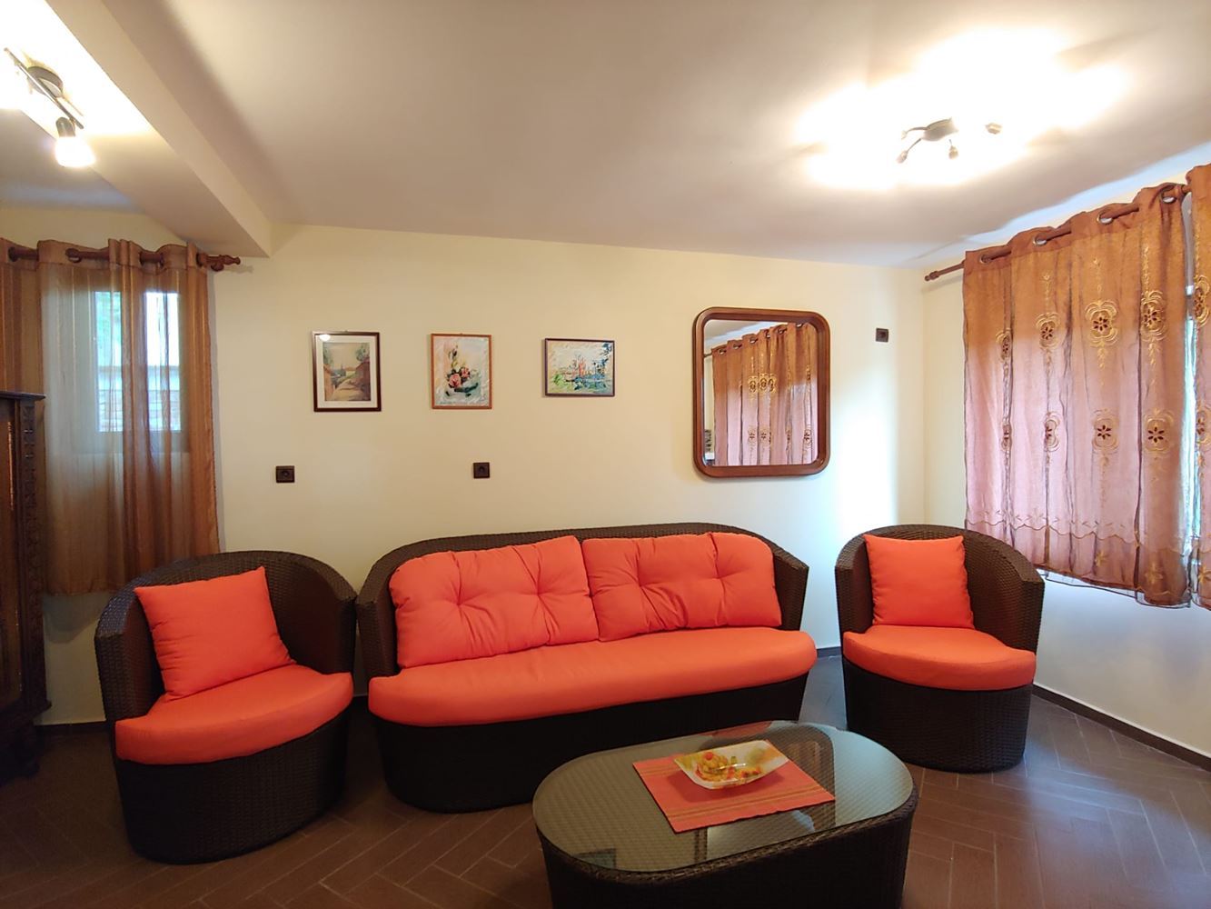 Przestronny dwupiętrowy dom z ogromnym ogrodem, kominkiem, sauną i jacuzzi we wsi Drachevo