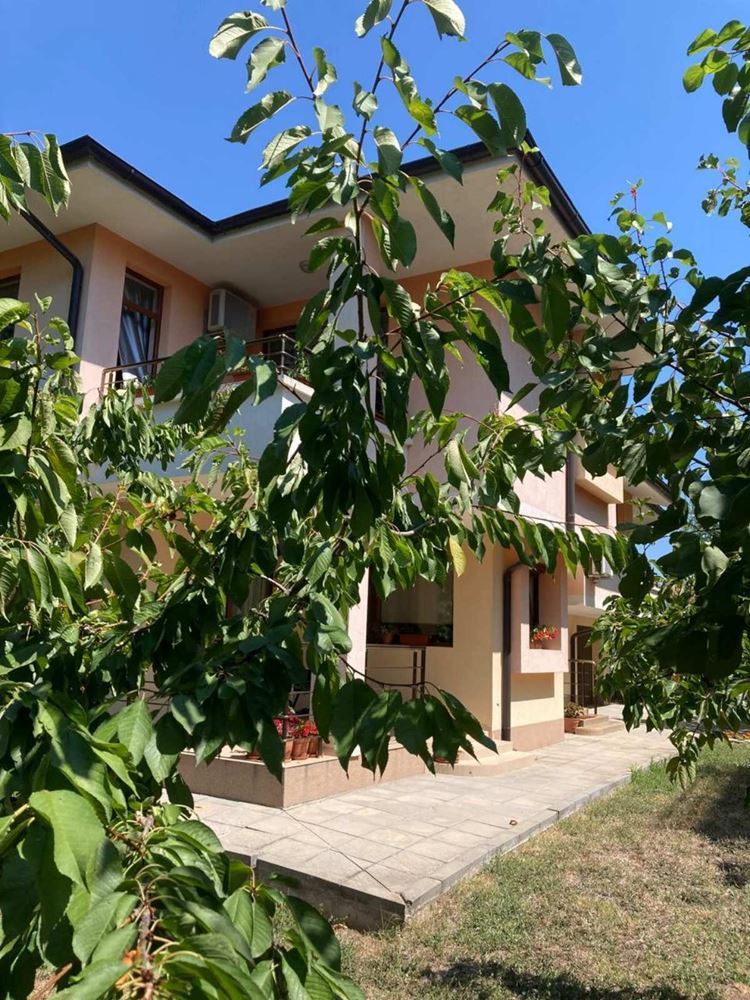  Przestronny trzypiętrowy dom jednorodzinny w centrum Rawdy – komfort, prestiż i pełna niezależność