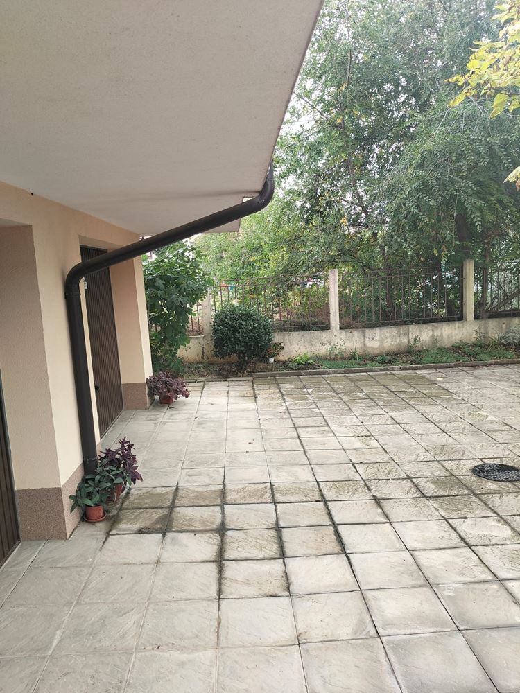  Przestronny trzypiętrowy dom jednorodzinny w centrum Rawdy – komfort, prestiż i pełna niezależność