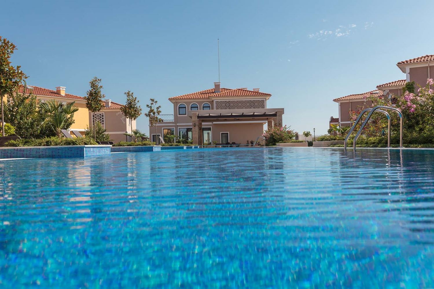 Wyjątkowy dwupiętrowy dom z trzema sypialniami i przestronnym ogrodem w luksusowym, strzeżonym kompleksie między Sarafovo a Pomorie