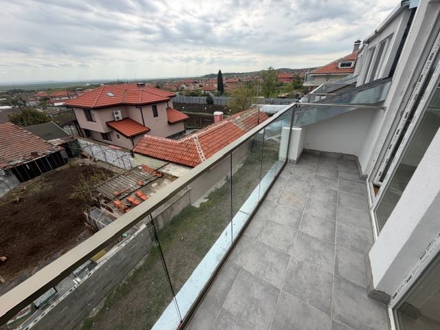 Trzypiętrowy dom szeregowy w Banevo – nowoczesne budownictwo, ogród i dwa miejsca parkingowe