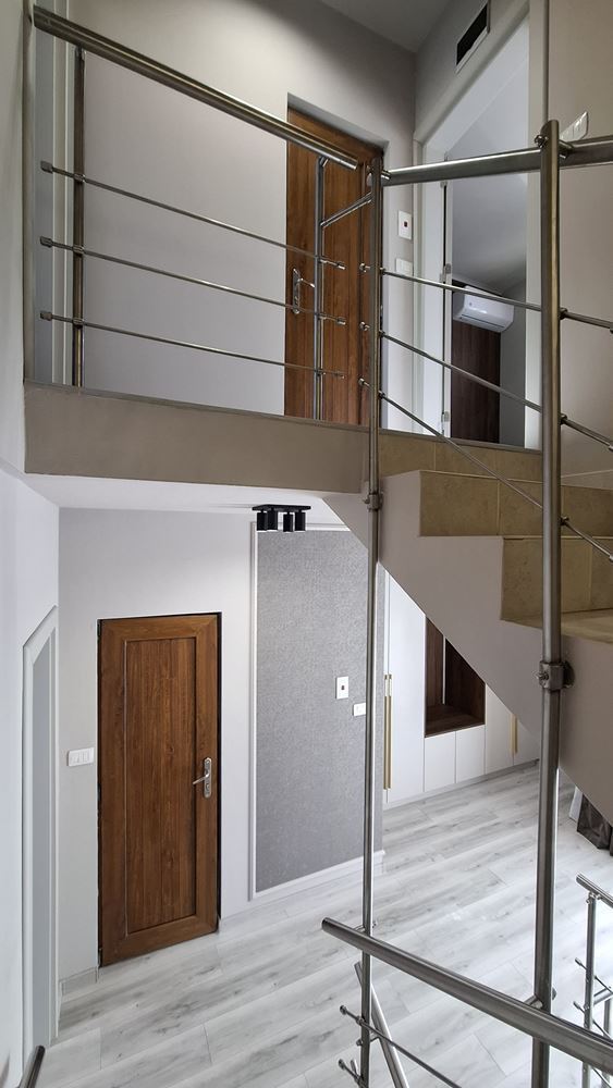 Luksusowy trzypiętrowy townhouse 50 metrów od plaży – całkowicie nowy dom z nowoczesnym wnętrzem i pełnym komfortem