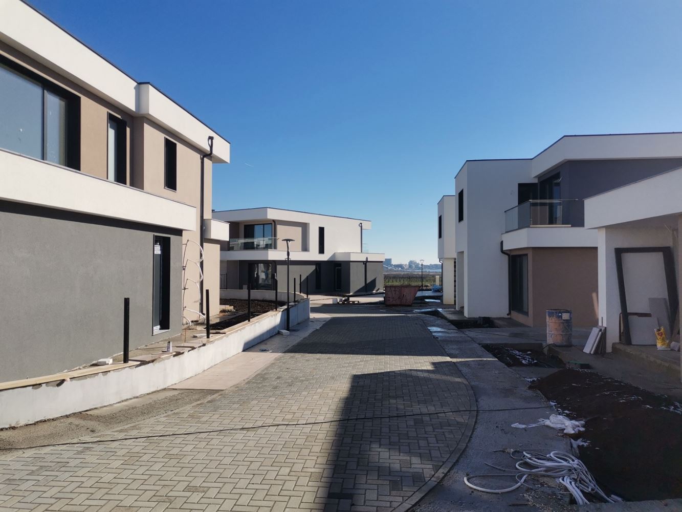 Nowoczesny dom dwukondygnacyjny w zamkniętym kompleksie między Pomorie a Sarafovo – komfort, bezpieczeństwo i całoroczne zamieszkanie