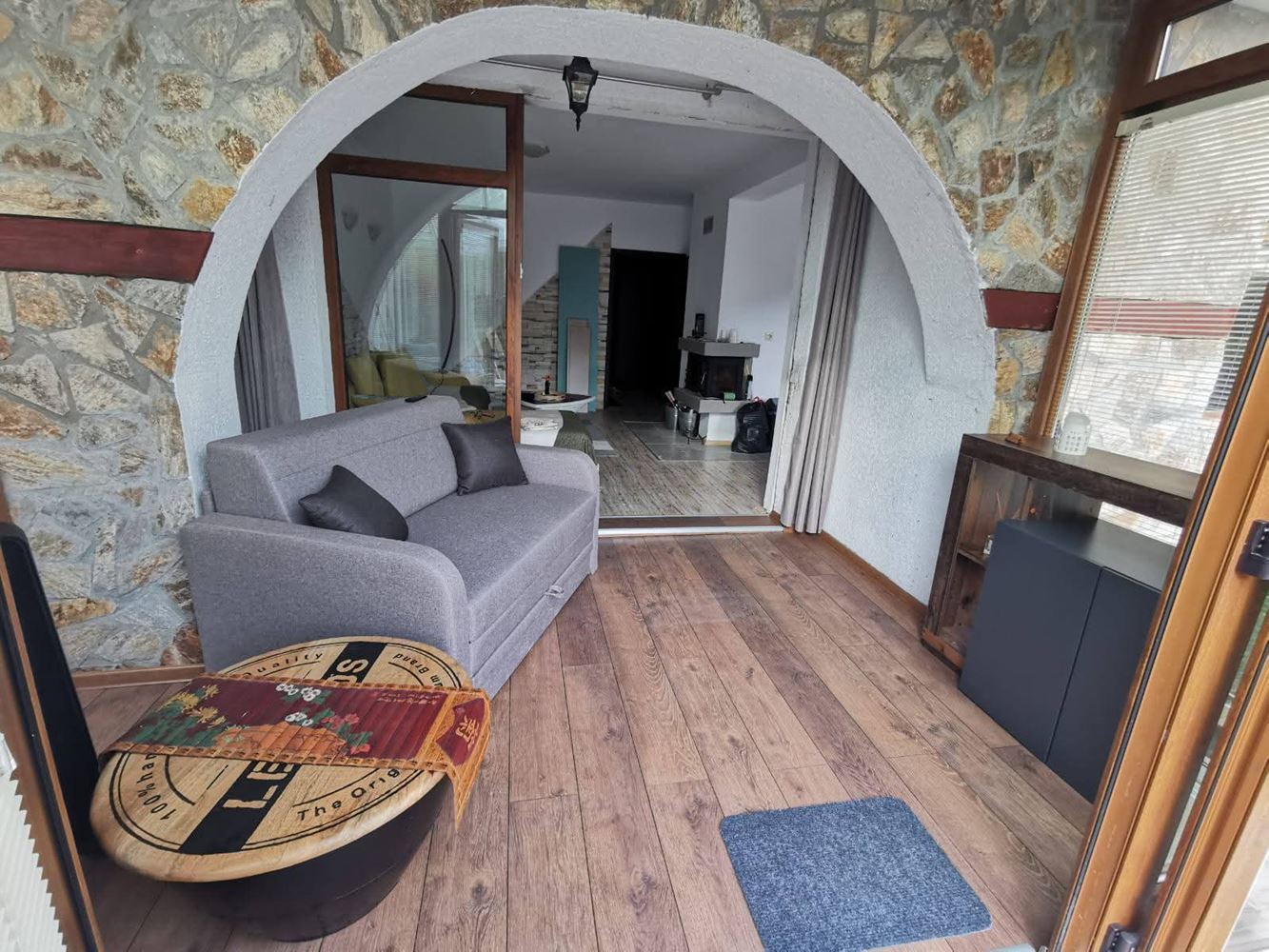 Dwukondygnacyjny dom wolnostojący w miejscowości Goritsa – całkowicie odnowiony dom z ogrodem i piękną werandą