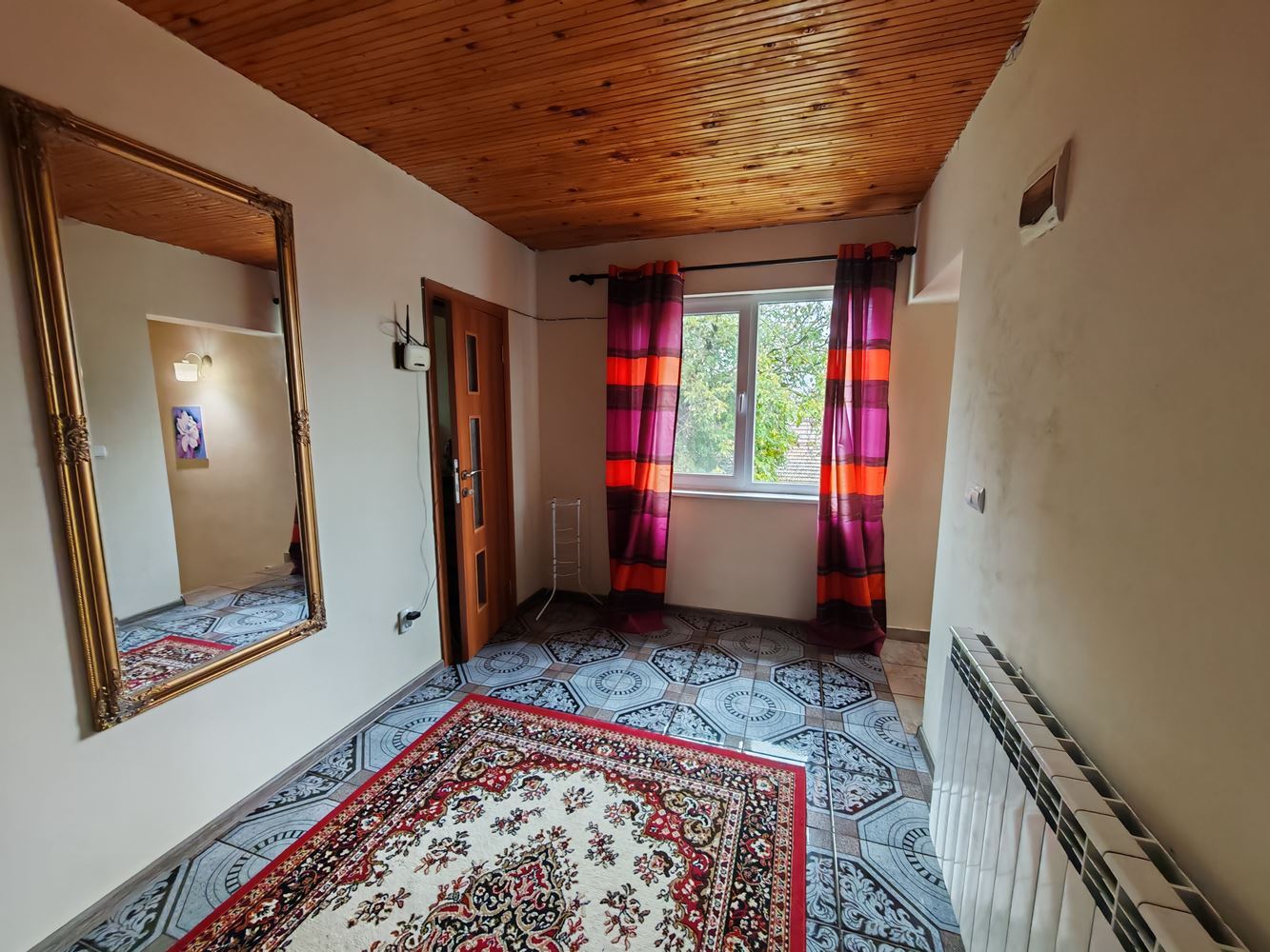 Wolnostojący dwupiętrowy dom z dużym ogrodem i winnicą w miejscowości Poroj – przestrzeń, komfort i spokój