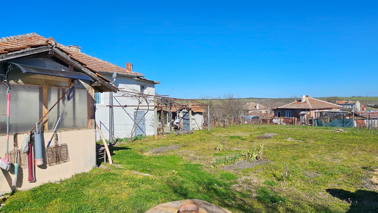  Doskonały parterowy dom z basenem i przestronnym ogrodem w wiosce Dyulevo