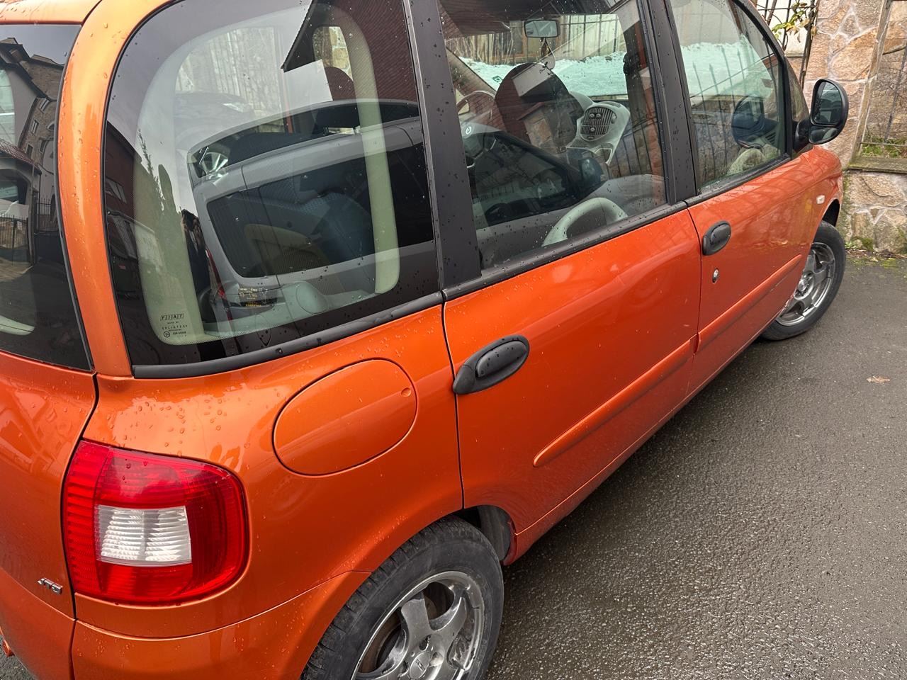 Dwupiętrowy dom z samochodem w prezencie w strzeżonym kompleksie w Goritsa