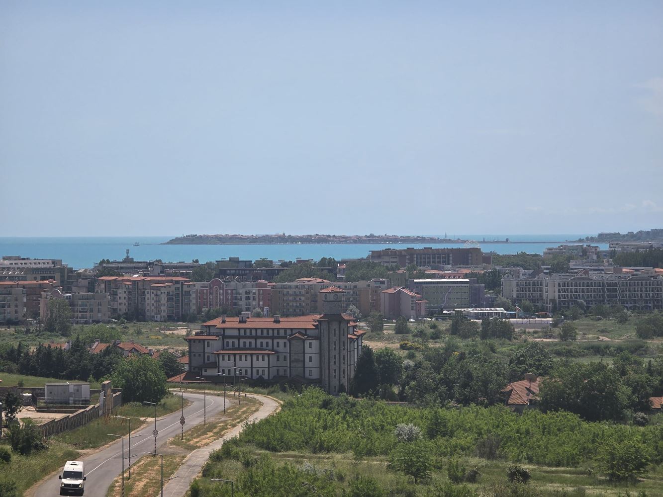 Luksusowy przestronny dom z panoramicznymi tarasami i prywatnym ogrodem w nowoczesnym kompleksie blisko morza
